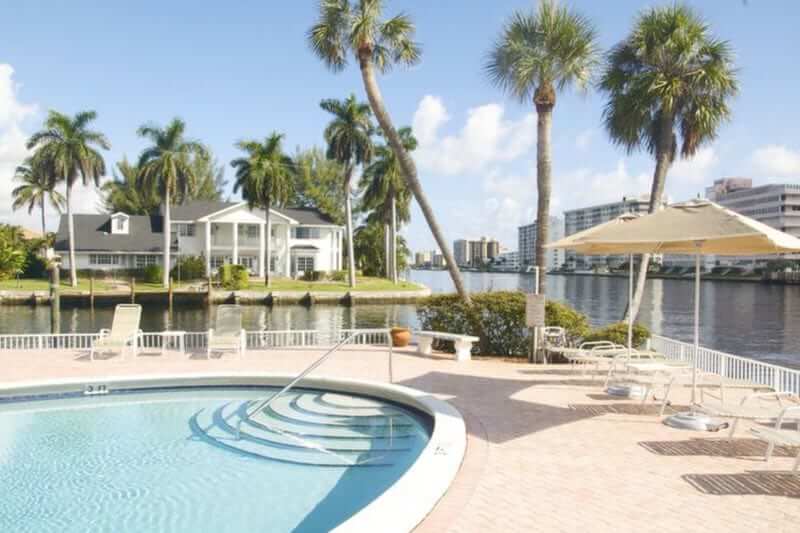 Photo of a Quiet Pool Area in Pompano Beach, One of the Finest Dream Vacation Getaways in Florida.