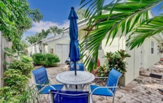 Sleep & Privacy at the Beach: Garden-Style Cottages vs Corridor Hotels (What Guests Actually Notice)