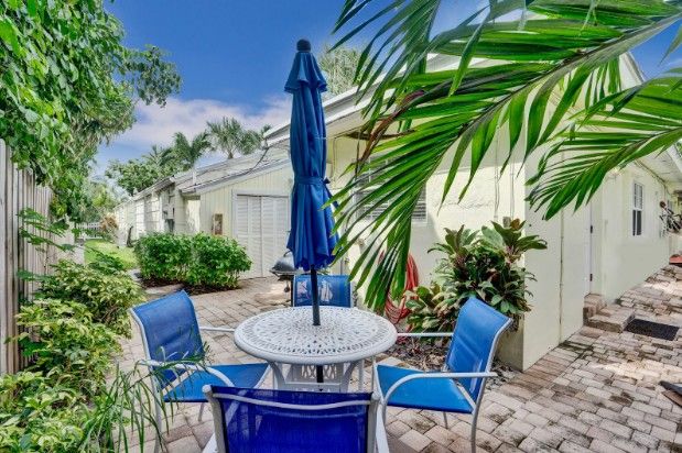 Sleep & Privacy at the Beach: Garden-Style Cottages vs Corridor Hotels (What Guests Actually Notice)